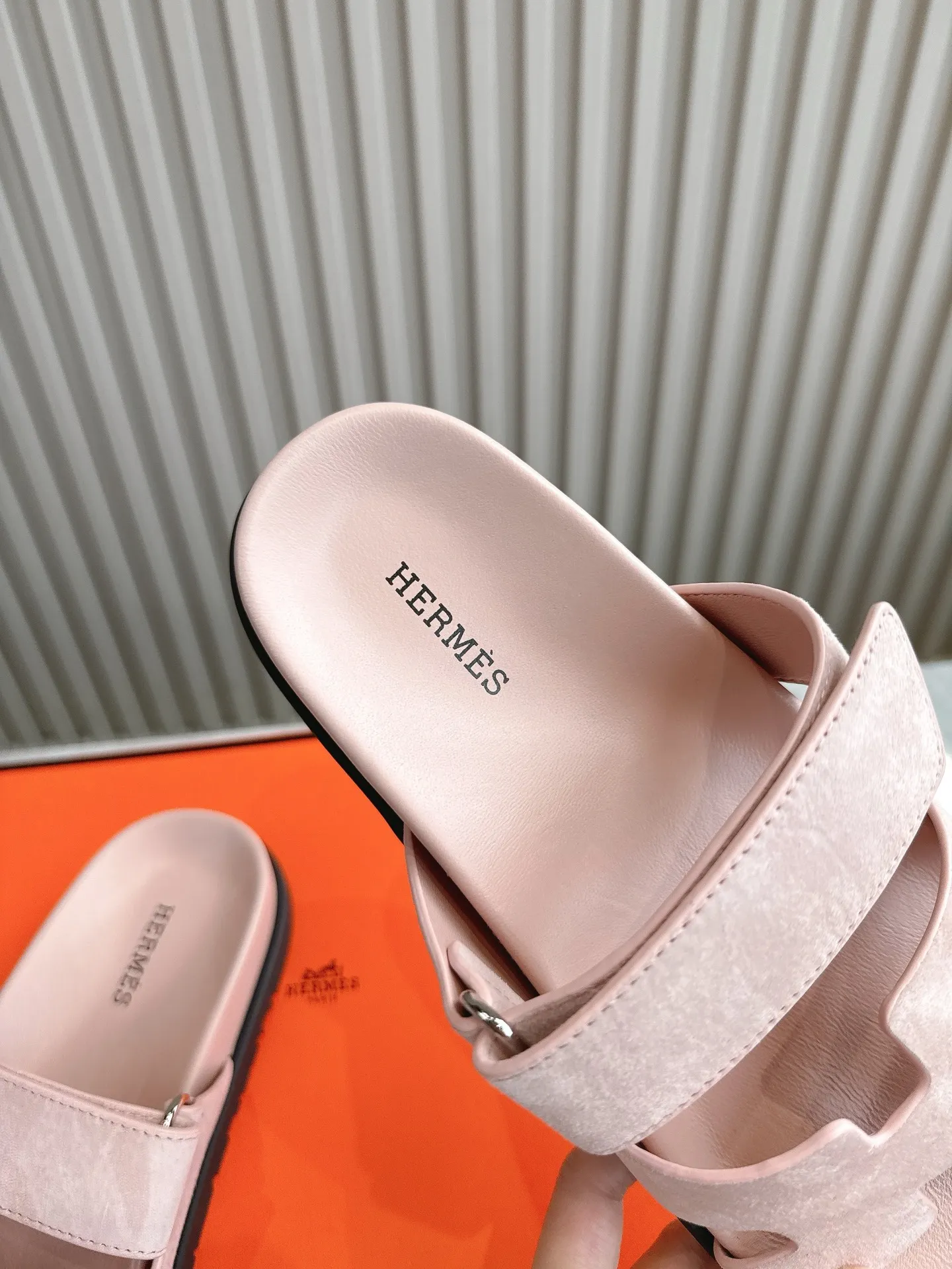 p480🐮🐮Couple model (top version) H family 2024 spring and summer new style HERMES Hermes' recently popular couple model pig nose angle sandals and slippers, paired with various colorful socks, popular. Upper: imported original deerskin (the genuine leather edging is not ordinary super migration). Lining: imported genuine leather. Outsole: Tpu non-slip and wear-resistant outsole. Size: Female 35-42 (40/42 non-returnable and non-exchangeable) Male size: 39-45 (45 non-refundable and non-exchangeable)